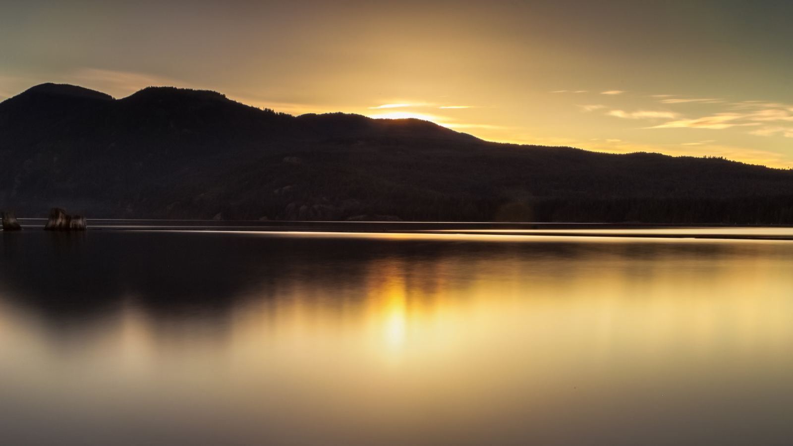 Comox Lake sunrise on beautiful ocean 