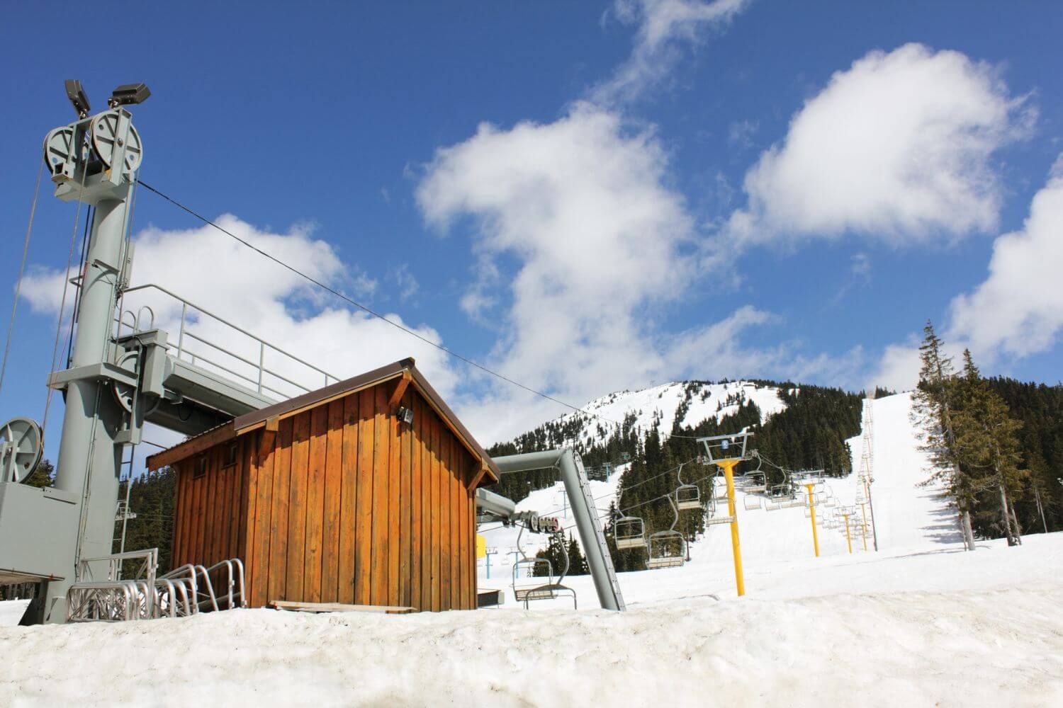 Photo of ski hill and ski lift with blue skies in the background on Mount Washington near 